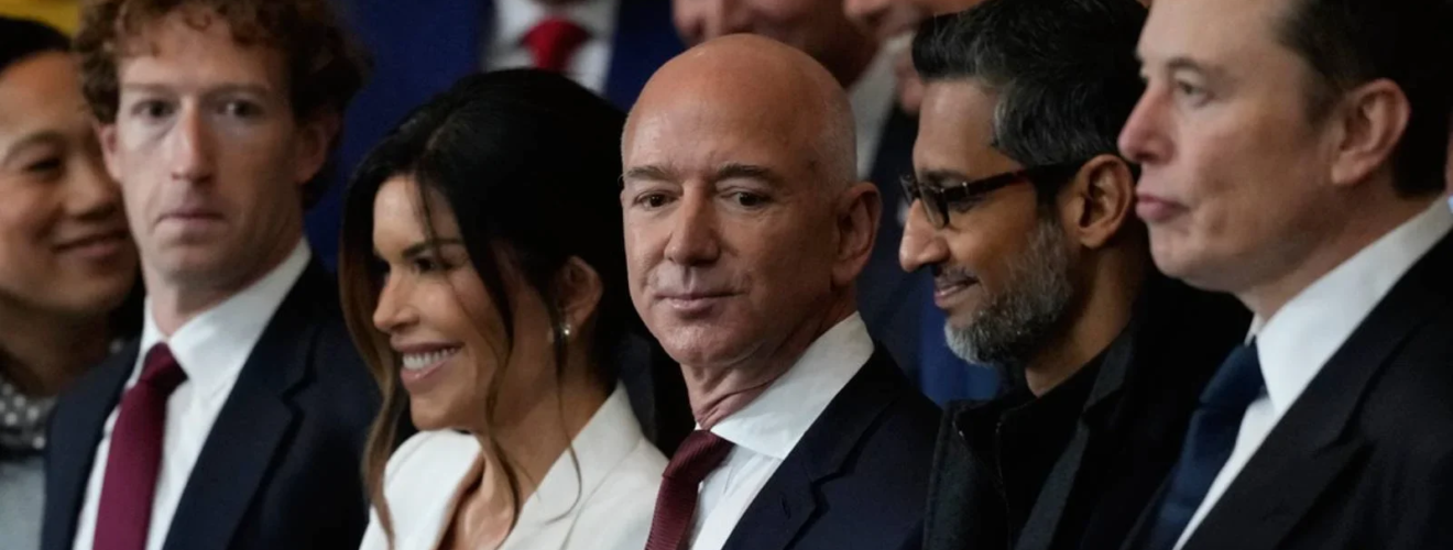 De izquierda a derecha: Mark Zuckerberg (Meta); el fundador de Amazon, Jeff Bezos, y su prometida Lauren Sánchez; el consejero delegado de Google, Sundar Pichai y el CEO de Tesla, Elon Musk, asisten a la toma de posesión del presidente de Estados Unidos, Donald Trump, en Washington.